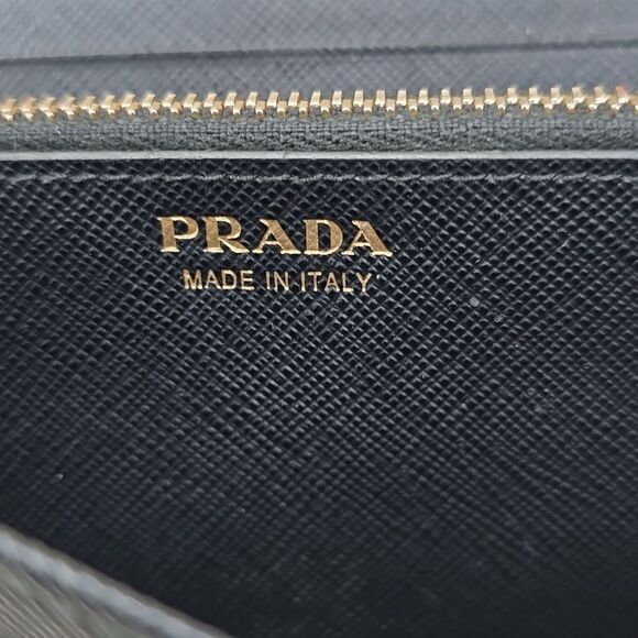 Prada Leather wallet with detachable badge holder/ card holder - Picture 7 of 11